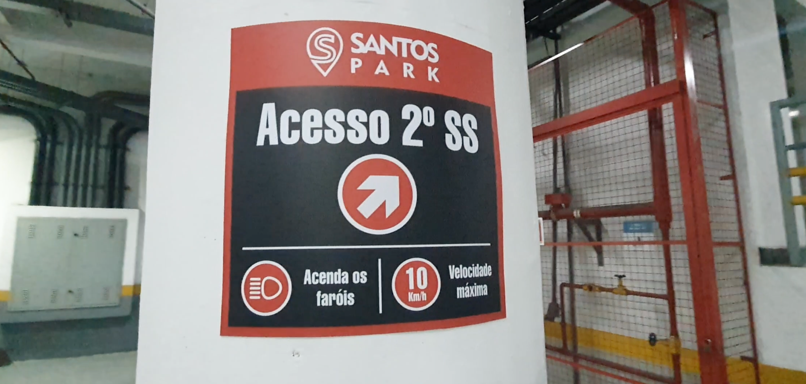 prédio comercial estacionamento